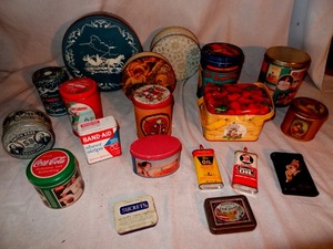 lot 10 image: Lot of vintage tins