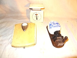 lot 28 image: 2 vintage scales and coffee grinder
