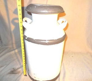 lot 43 image: Vintage Dairy Milk Can stool w lid (PA FosterWeston)