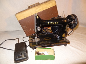 lot 72 image: Vintage Singer 99k Sewing Machine