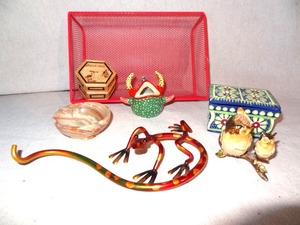 lot 89 image: Decorative figures & trinket boxes