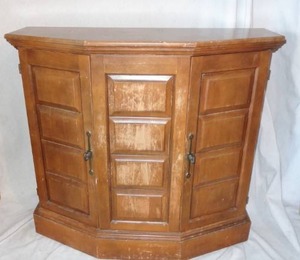 lot 117 image: Wood Entry TableCabinet