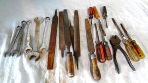 lot 121 image: Misc lot of hand tools (files, screwdrivers, wrenches)