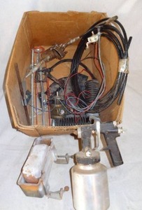 lot 129 image: Misc lot  (paint gun, pneumatic grease gun, caulking guns)