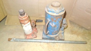 lot 137 image: Lot of (2) Bottle Jacks (large one is 20 Ton)
