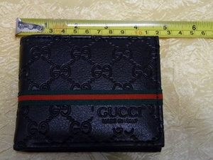 lot 7 image: GUCCI WALLET