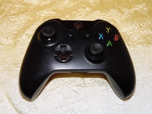 lot 8 image: XBOX ONE REMOTE