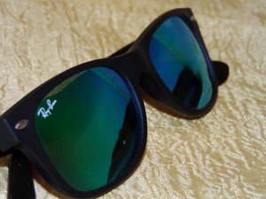 lot 32 image: RAY BAN SUN GLASSES