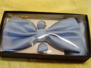 lot 40 image: 3 PIECE BOW TIE SET HAND CHIEF & CUFFLINKS