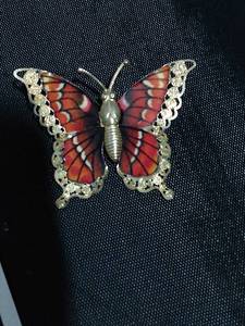 lot 104 image: VINTAGE BUTTERFLY GOLD TONED SHIRT PIN
