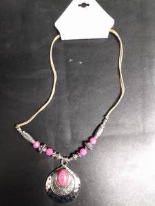 lot 90 image: NECKLACE WITH TAG ATTACHED