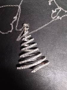 lot 93 image: NECKLACE WITH TAG ATTACHED