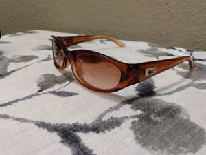 lot 135 image: GUCCI WOMENS SHADES