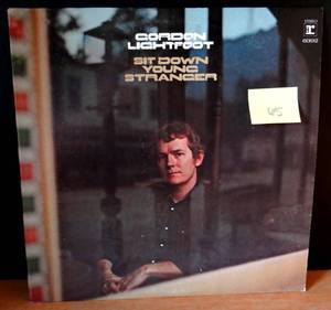 lot 65 image: 1970 - RARE GORDAN LIGHTFOOT SIT DOWN YOUNG STARNGER ALBUM - NR MT
