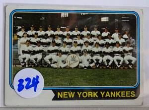 lot 324 image: 1974 Topps New York Yankees Team Picture Card Baseball Card #363 $$$