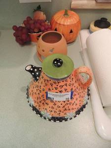lot 39 image: Fall dcor lot-cookie jar, kettle, pumpkin jars and bowl