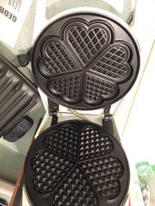 lot 34 image: Magic Chef  heart waffle maker  white like new    . Lean mean grilling machine George Forman Model#GRP99
