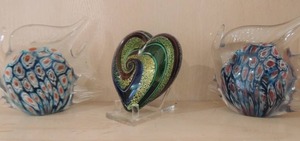 lot 77 image: Glass glitter heart on stand 2 glass fish