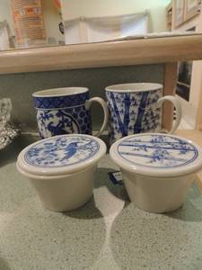 lot 81 image: 2 blue and white glass tea cups with top and tea bag holder