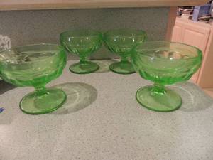 lot 83 image: 4 green Vaseline glass glasses 3x3