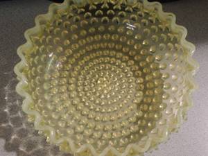 lot 95 image: Green glass Hobnob bowl  3x8