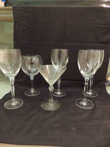 lot 127 image: Champagne glasses x 5 and 1 martini glass