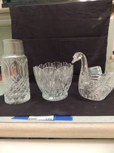lot 120 image: Crystal swan crystal flower vase and oval bowl