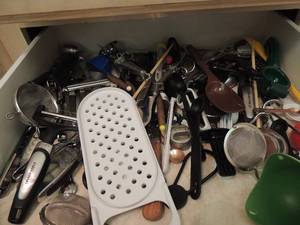 lot 130 image: Lot- kitchen utensils, lemon juicers, nut crackers, spoons, ladles, cheese slicers, ice cream scoops