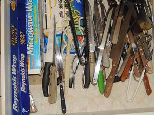 lot 129 image: Large lot of kitchen knifes, steak knives, tongs, spatulas and more