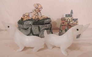 lot 136 image: Tiger trinket box, Light house, 2 white hound dog figurines