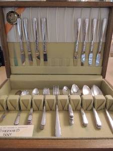 lot 9 image: Silver plated set 1881 Rogers Wm. A. Rogers limited LTD Successor Oneida NY- 8 knifes, butter knife, sets of forks & spoons
