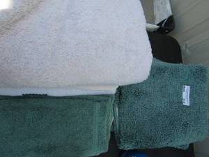 lot 218 image: Bathroom & towels x 4. Kitchen towels x8  Rugs x 3