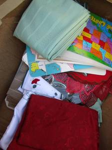 lot 274 image: Box of table linens
