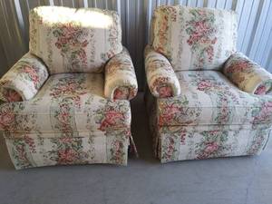 lot 43 image: Highland House EASY CHAIRS with thick cushion floral design off white   QTY 2