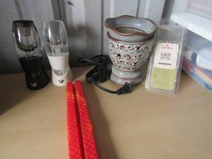 lot 118 image: 2 red candlesticks 2 vinturi glass diffusers 1 scentsy warmer and used pack of almond butter scentsy wax Virlere and lucky gold clock