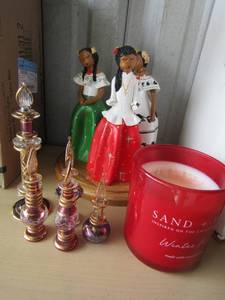 lot 314 image: Winter pine candle, 3 african ceramic dolls and decorative glass nick nacs