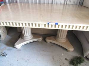 lot 24 image: Stanley DINING TABLE 29x70x44 W 2 LEAVES
