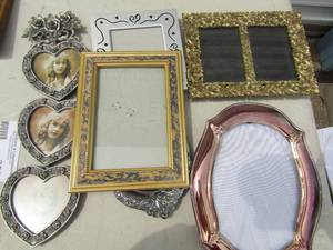 lot 335 image: Heart shape picture frame. Oneida pic frame 6x4 and 3 other frames