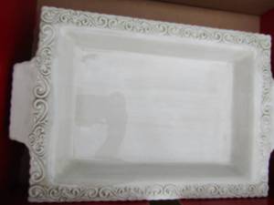 lot 367 image: White glass dish Valencia with metal stand 14x10