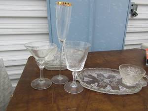 lot 392 image: Grape glass plates (11x7)  x 4 with 2 matching glasses plus 8 of each martini glasses, champagne glasses and wine glasses