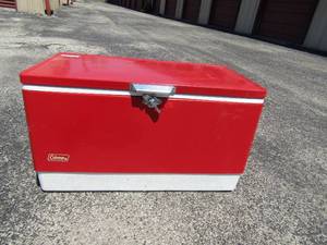 lot 417 image: Coleman ice chest with lock 16x28x15