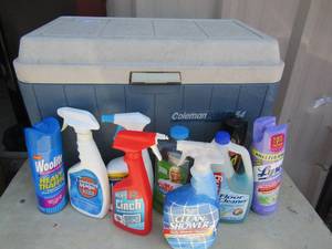 lot 418 image: Coleman igloo ice chest full of cleaning supplies