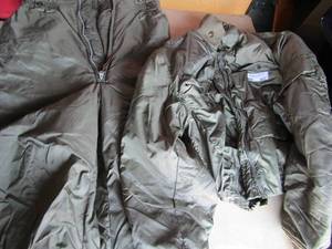 lot 423 image: US Navy winter flying trousers size 36 with winter flying jacket size 42