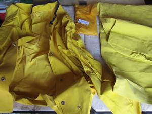 lot 430 image: 1 Rainster rubber rain suit and OSFA yellow rain poncho