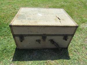 lot 435 image: Navy Ovation trunk 14x25x20