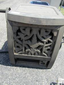 lot 436 image: Plastic outdoor water hose reel with storage