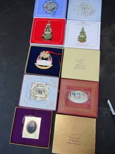 lot 197 image: Five White House Christmas Ornaments - 1995, 1997, 1999, 2007,, 2009