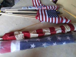 lot 255 image: Assorted sizes of American flags (445)