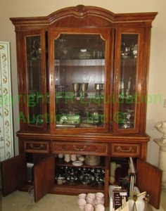 lot 24 image: Thomasville wood china display cabinet, 62 x 20 x 86 (contents not included)