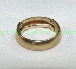 lot 438 image: 14K Gold Band Marked 14K L P Size 7